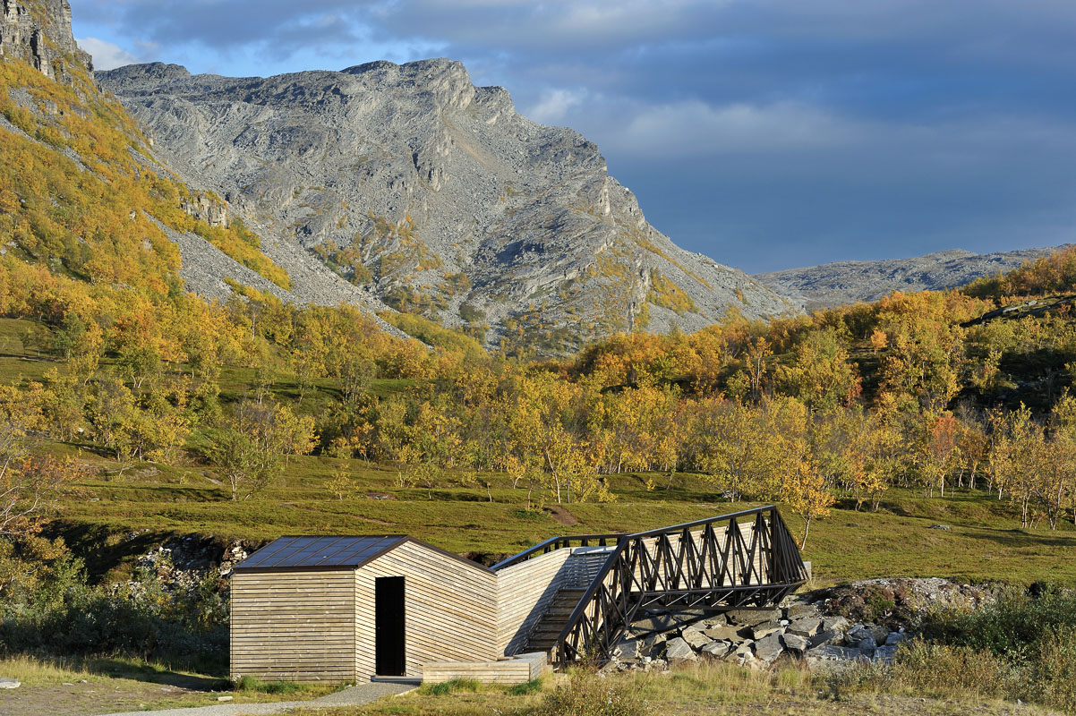 The Lillefjord service facilities on the way to Havøysund don't impose themselves on the early September landscape © Jarle Wæhler/Statens vegvesen