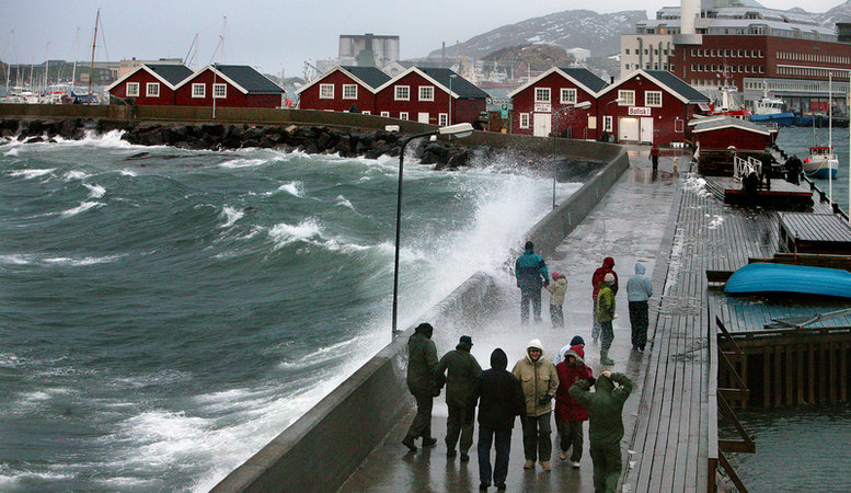Moloen i Bodø er selveste velkomstkomiteen for en storm fra sørvest © Ernst Furuhatt
