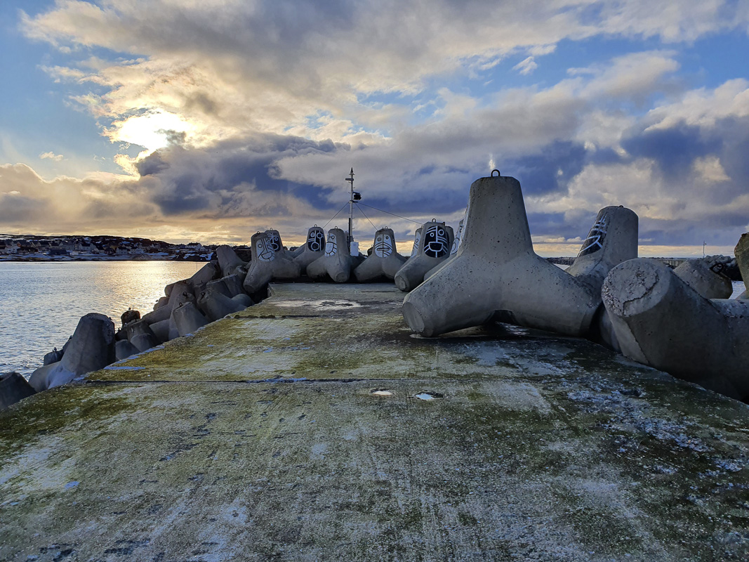 Moloen i Berlevåg med tetrapodene som vikler seg inn i hverandre og blir sterkere for hver storm © Linda Fredriksen