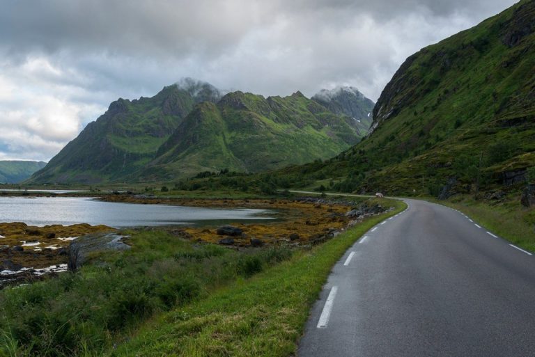 Many follow the busy E10 route across Lofoten, but route 815 takes you away from the crowds allowing you to have a more peaceful journey © Jarle Wæhler/Statens Vegvesen