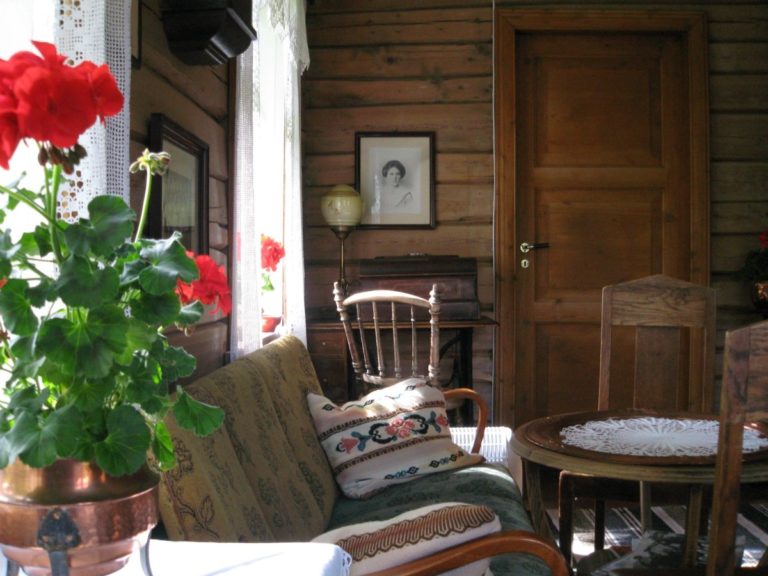 En geranium og et eldre interiør © Storjord Hotel