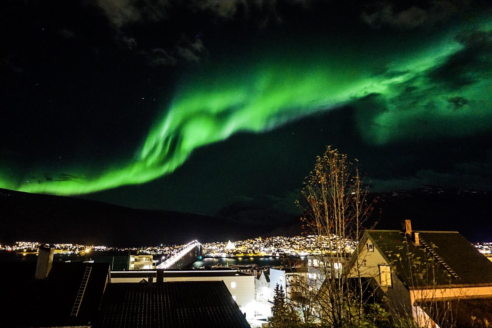 Nordlyset over Tromsø sentrum © Knut Hansvold