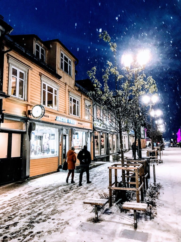 Når høst blir til vinter, og man har pakket på seg, kan man flanere i byen før man ramler inn på en kafe © Knut Hansvold