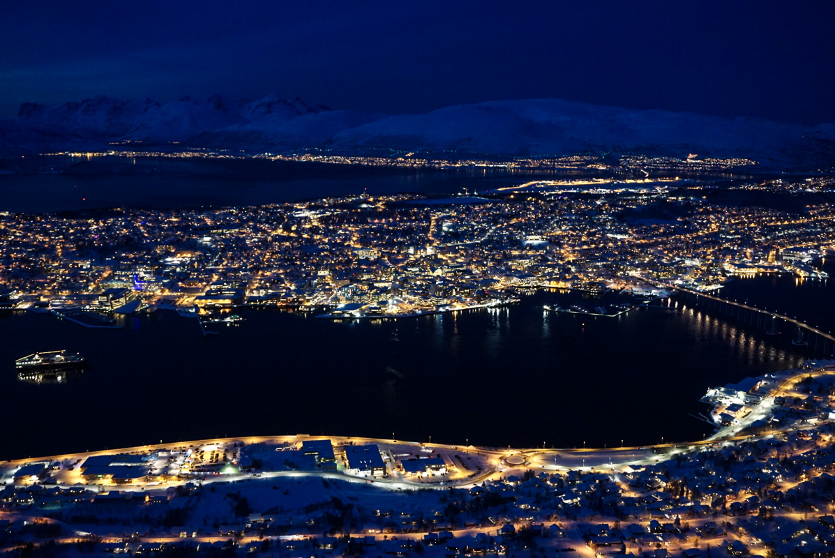 Nordgående hurtigrute på vei inn til Tromsø i blåtimen © Knut Hansvold