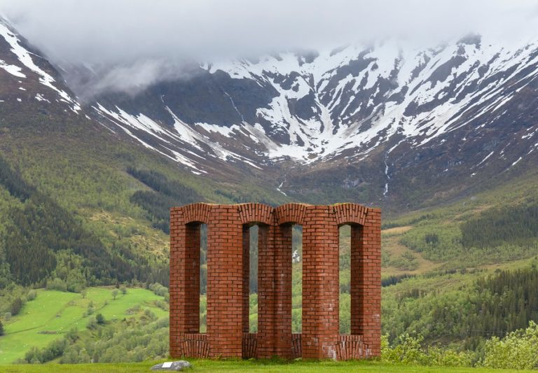 "Varde" av Per Kirkeby er skulpturlandskap Nordlands representant i Meløy Foto: Steinar Skaar / Nasjonale Turistveger