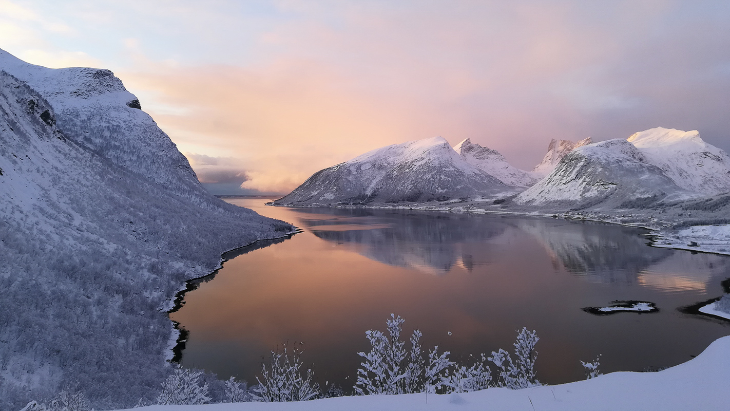 Vinterstemning sett fra "Magasuget" i Bergsbotn, kort kjøring fra Hamn © Hamn i Senja