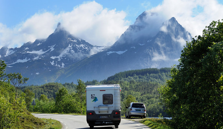 Stopping on turns can cause problems for drivers of camper vans who have to move to the centre of the road on a blind spot for drivers coming the other direction © Jarle Wæhler/Statens Vegvesen