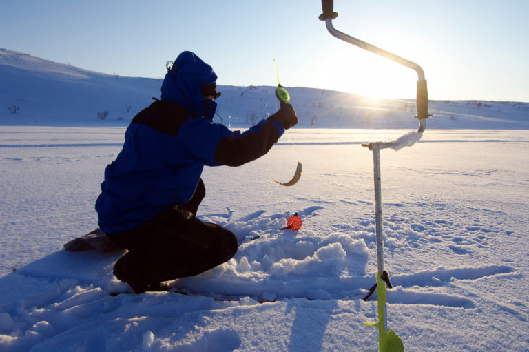 Out ice fishing © Bjarne Riesto