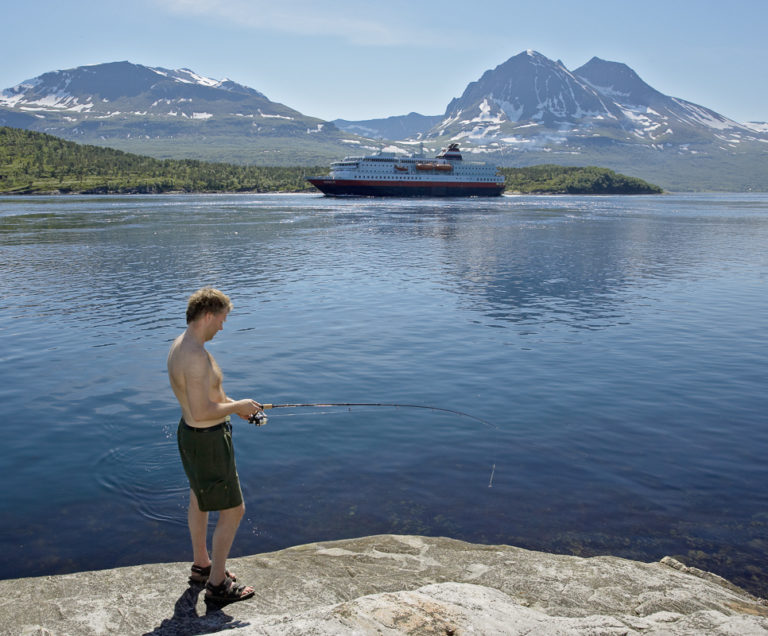 Fishing in Rystraumen near Tromsø. Fish drift with the current, but fishing with lures can pose a danger to the wildlife in the stream © Bård Løken