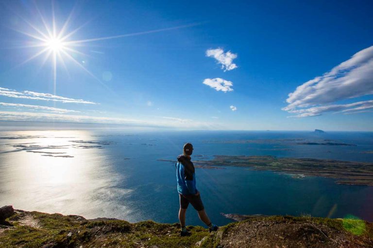 Utsikt mot Herøy, De Syv Søstre, Tjøtta og andre små øyer © Mats Hoel Johannessen