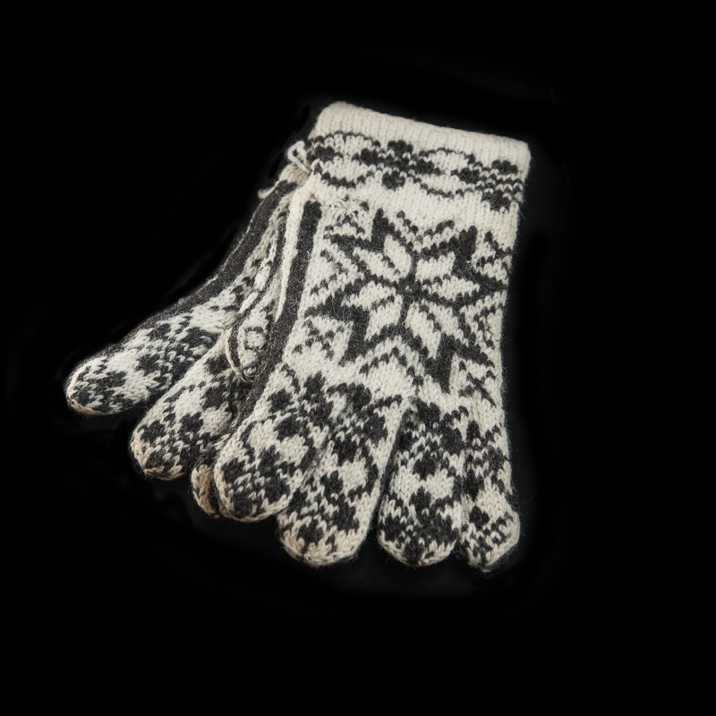 Gloves given by the people of Ballangen to naval soldiers from the British war ship "Hardy", sunk south of Narvik. This par was later returned to the museum, the giver hoping it could be given back to the owners. As no names were given, the pair is today exhibited in the museum © Narvik War Museum