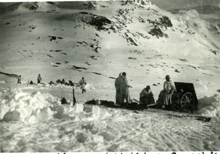 Norske tropper fra 7. batteri har inntatt stilling ved Roasme-fjellet © Narvik Krigsmuseum