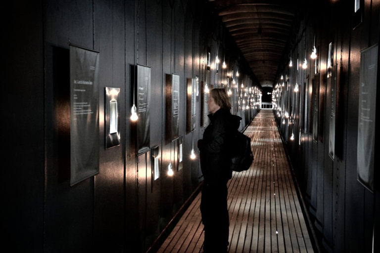 Inni "kokongen" hvor skjebnen til 91 kvinner og menn brent som hekser er beskrevet © Harald Bech Hanssen/Statens vegvesen 