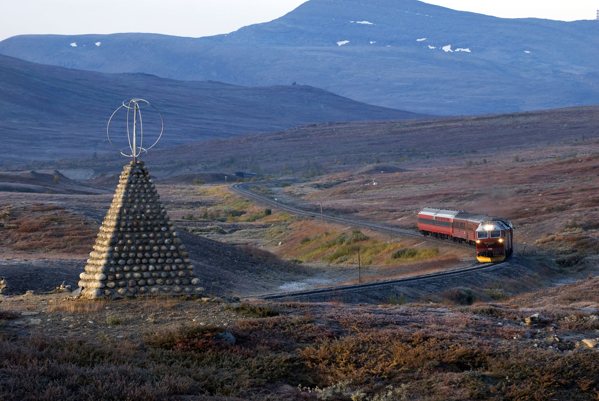 The train on Nordland railway crossing the Arctic Circle. Photo: Rune Fossum / nordnorge.com