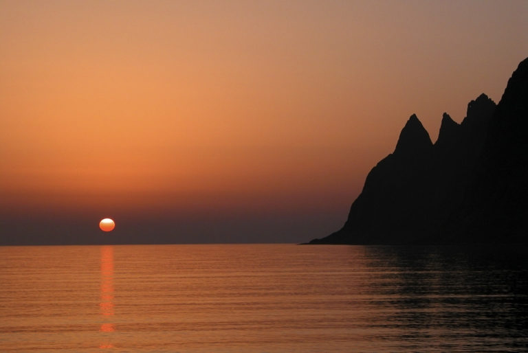 Midnight Sun at the Okshornan cliffs on Senja's outer coast © Reiner Schaufler