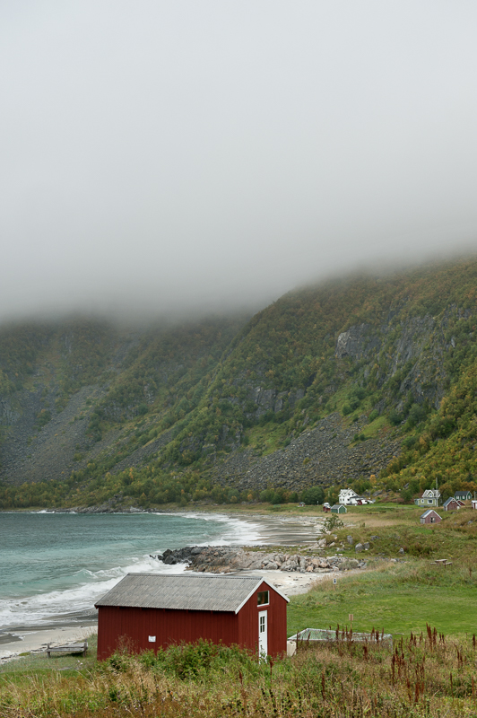 Boathouse and waves on the Bøvær beach © Roger Ellingsen