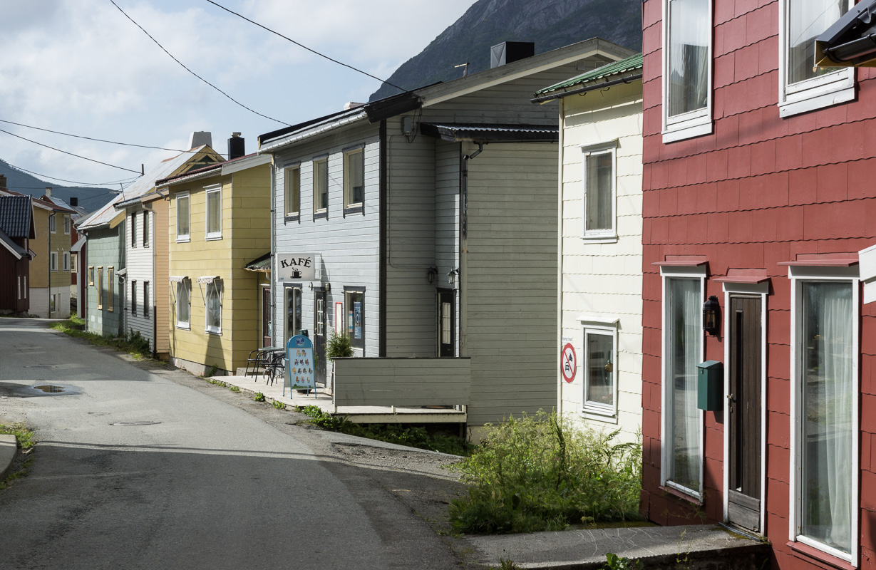 Gryllefjord er tett og fargerikt. Gå en tur på kafe mens du venter på ferga © Helge Stibakke/Statens vegvesen