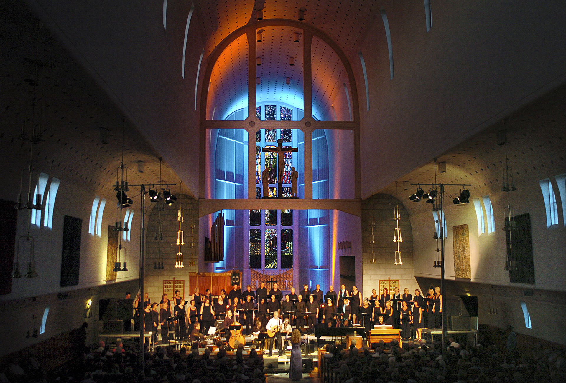 Konsert i det mektige rommet i Bodø Domkirke © Ernst Furuhatt