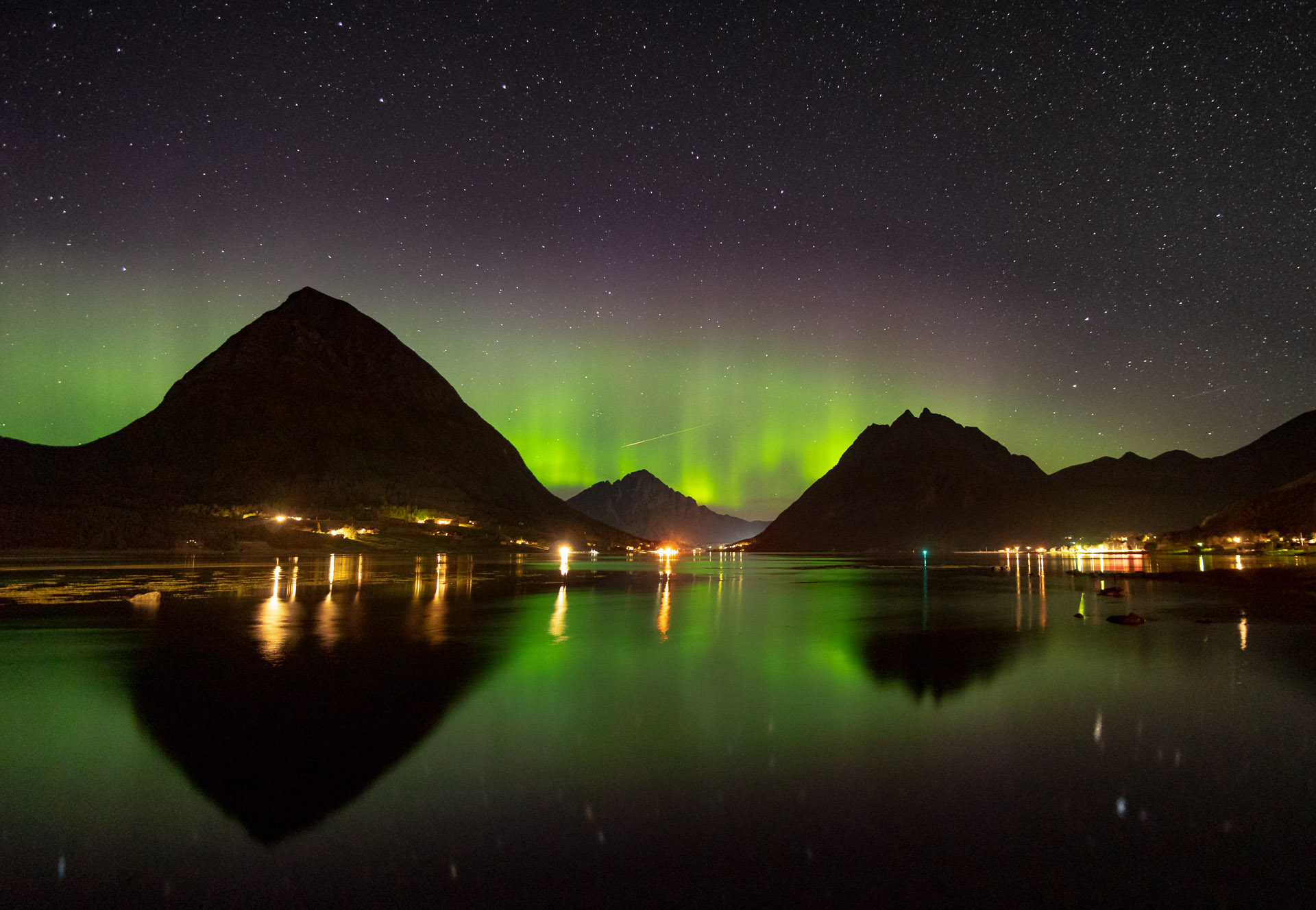 Northern Lights in the Aldersundet waterway in Helgeland © Simon Fossheim
