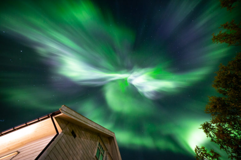 Northern Lights above a rooftop in Kirkenes © William Copeland