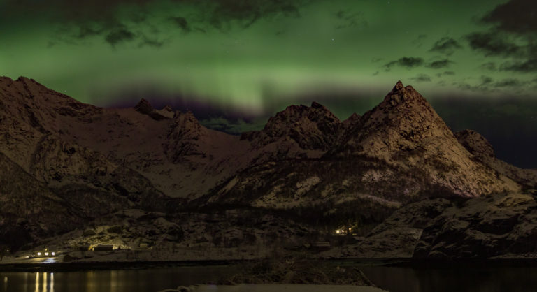 Skyer, nattehimmel, snøkledde fjell og Aurora © Lofoten Aktiv