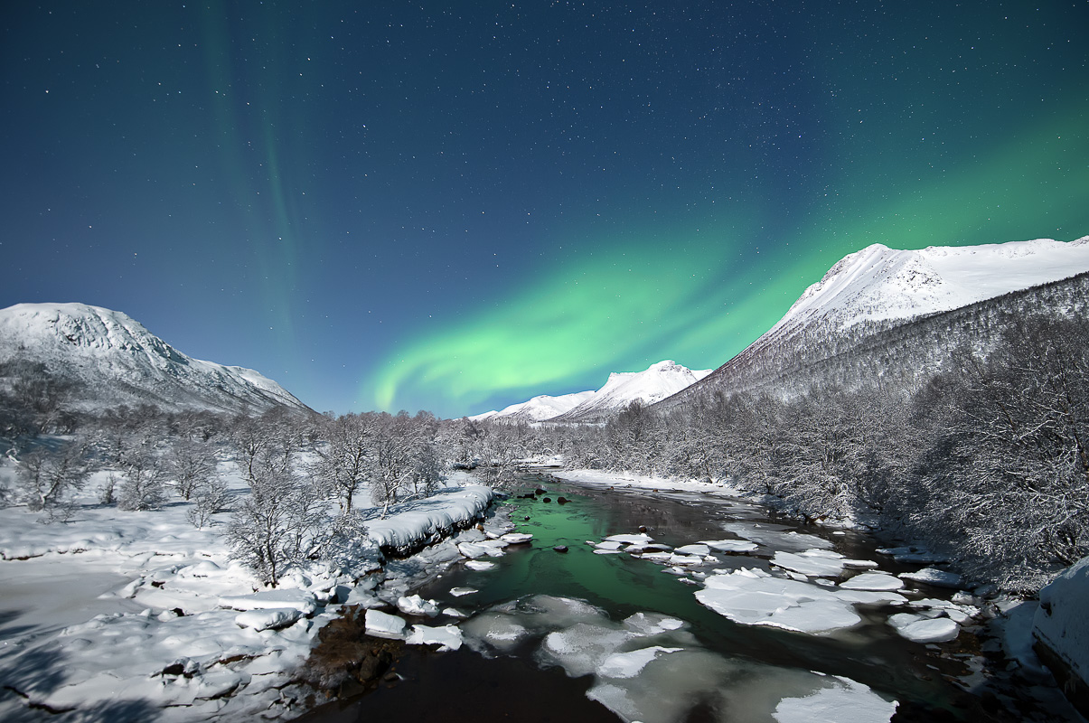 Northern Lights in moonlight, shot by © Vesterålen Tours, who excels in full moon Northern Lights photography