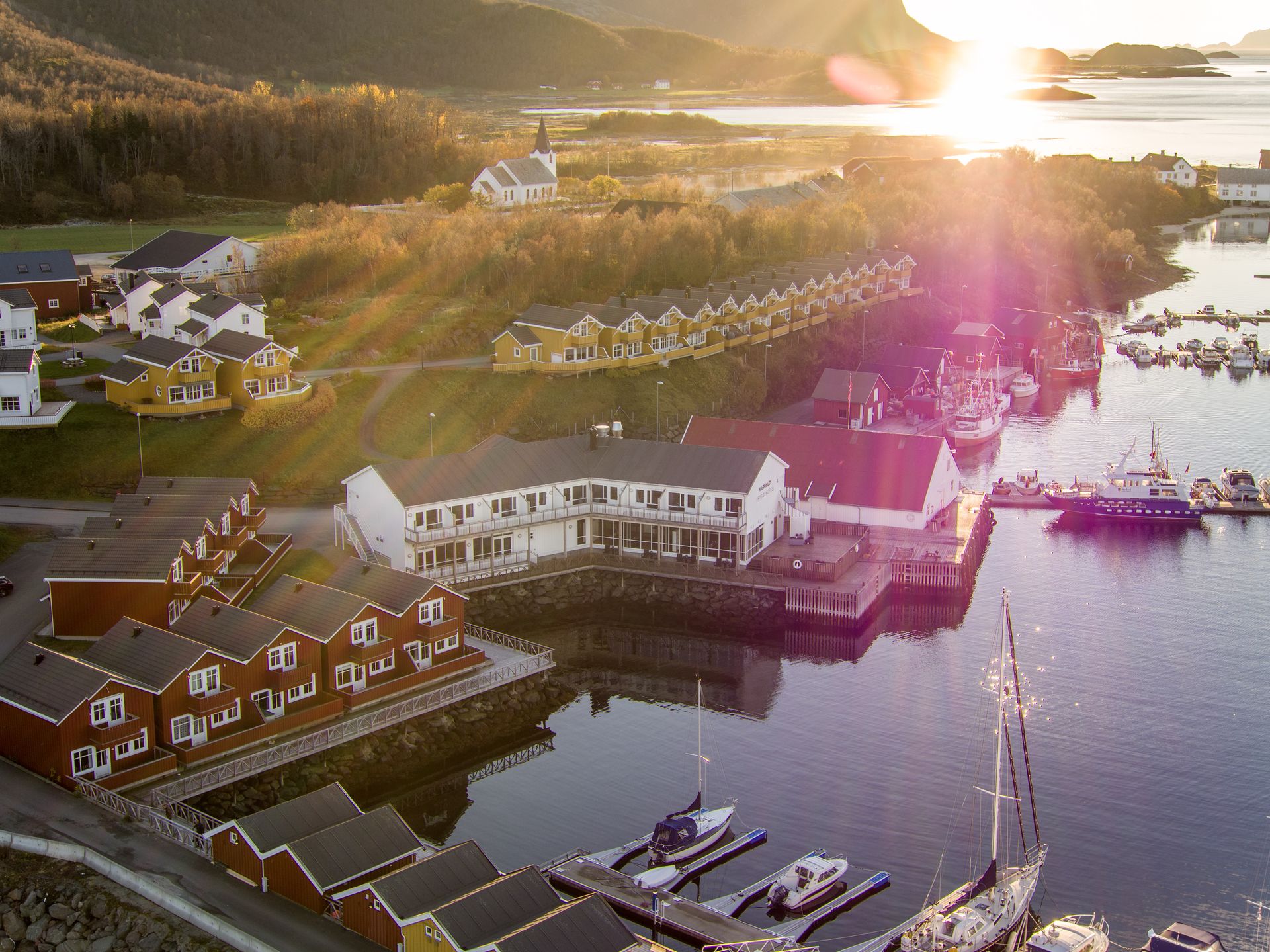 Solstråler over Kjerringøy bryggehotell © Flightseeing