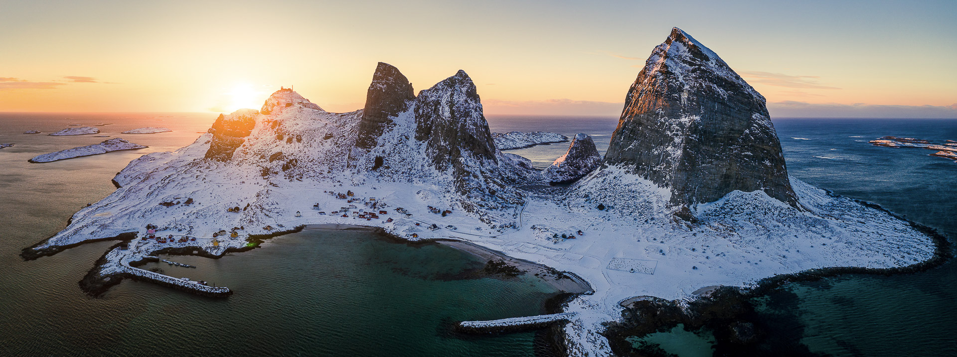 Vintersola går ned over Sanna. Dette er lengst ute av de 20 000 øyene på Helgeland, så neste er Grønland © Arvids Baranovs 