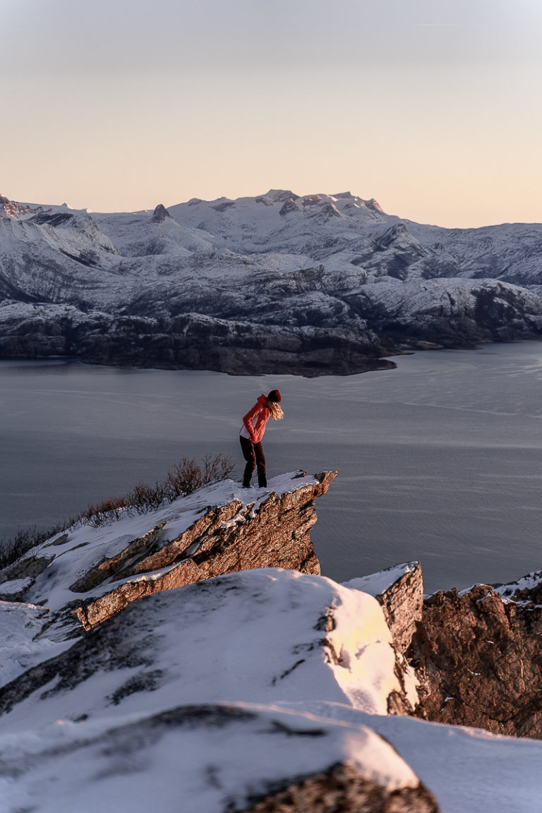 Helgelandsvinteren har lite snø og lavt lys, og lar seg lett mestre til fots © Simon Fossheim