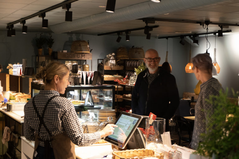 Visit in coffee shop "Fruene" - The ladies - the world's northernmost café © Visit Svalbard