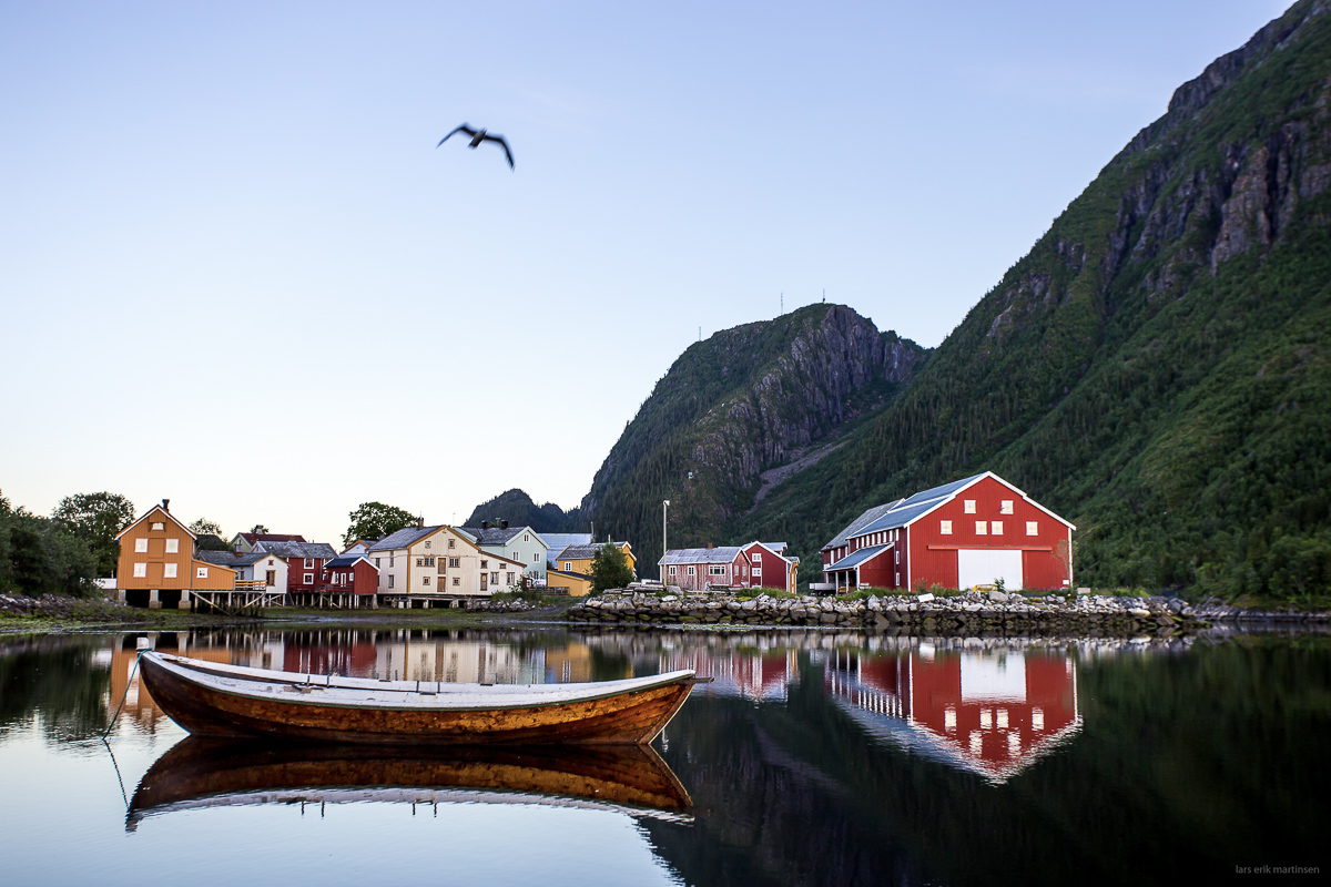 Ytterenden av Sjøgato med Øyfjellet i bakgrunnen © Lars Erik Martinsen/Helgeland Reiseliv