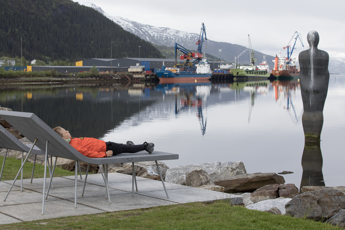 Mye Mo i Rana i ett bilde; Havmannen, en travel industrihavn og litt avslappende luksus på Moholmen © Kathrine Sørgård 