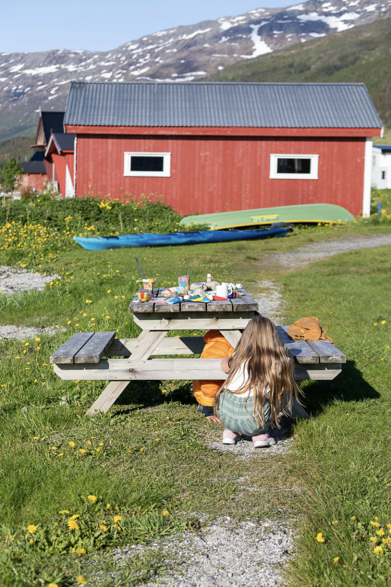 Bordet er dekket til maling i friluft, midt i løvetanna © Kathrine Sørgård