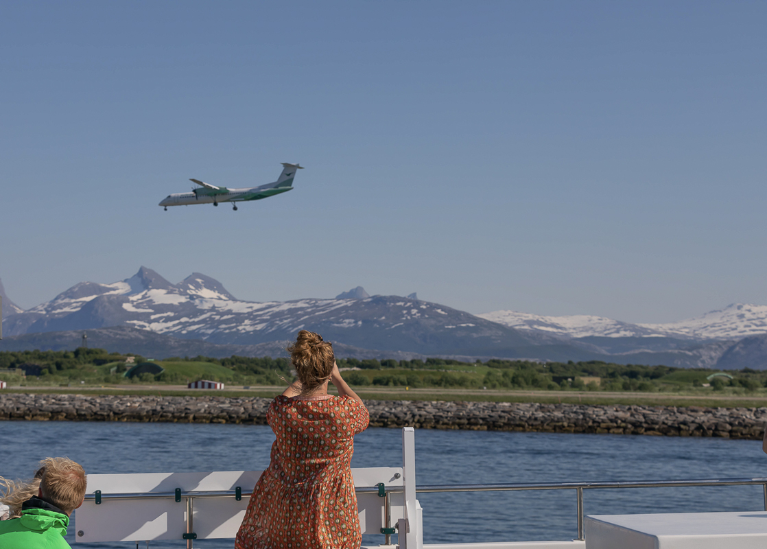 Widerøe lander på Bodø hovedflyplass. Sett fra hurtigbåten på vei syd © Kathrine Sørgård