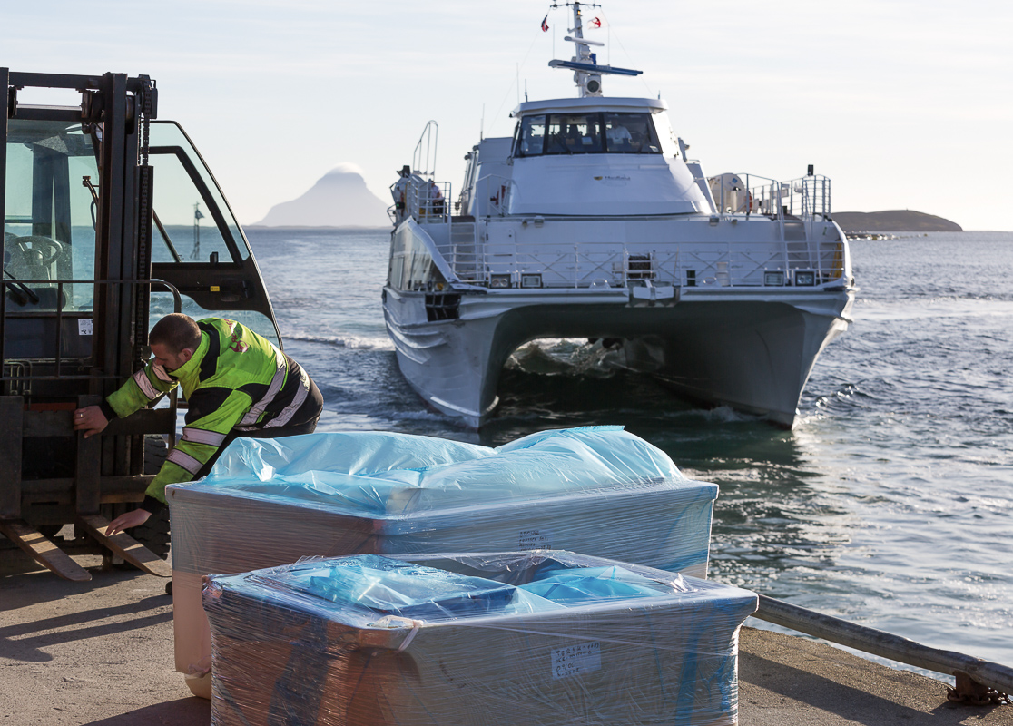Ekspeditøren skynder seg med lasta før hurtigbåten legger til på Onøy. Foto: Kathrine Sørgård