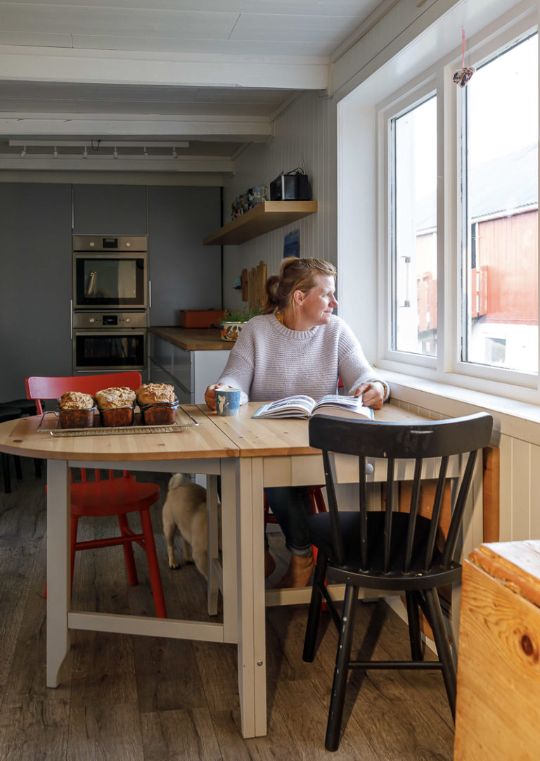 Kaffe og nybakt brød. Og fin utsikt © Kathrine Sørgård