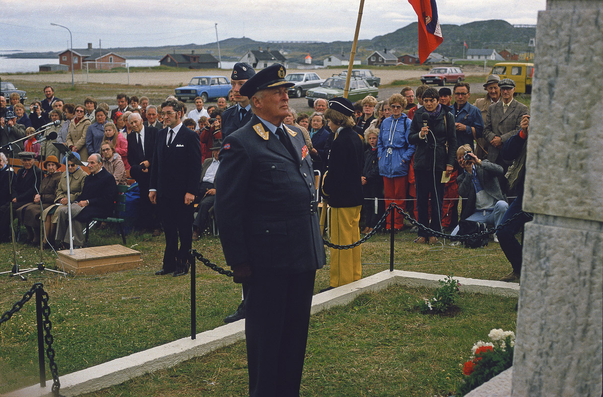 King Olav laying down flowers during his 1983 visit. This is a moment of importance to the partisans. At this point, many of them were still alive.