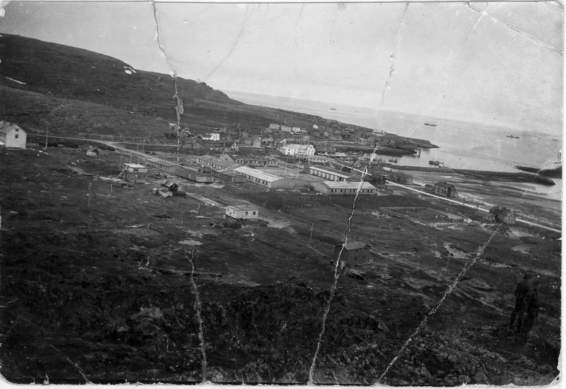 Utsikt over Kiberg under krigen. Selve været ligger i bakgrunnen, mens de tyske anleggene ligger midt i bildet