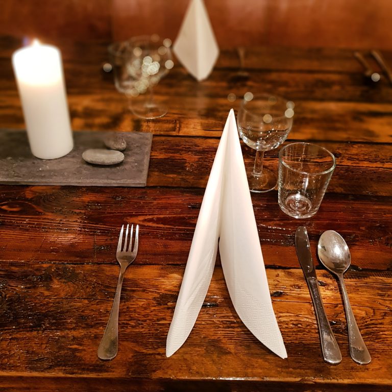 V i har spisesal / kafe med sitteplass for rundt 20 spisegjester i tillegg til at man kan velge å sitte i resepsjonen som har plass for ytterligere 25 personer.Foto: Marmelkroken