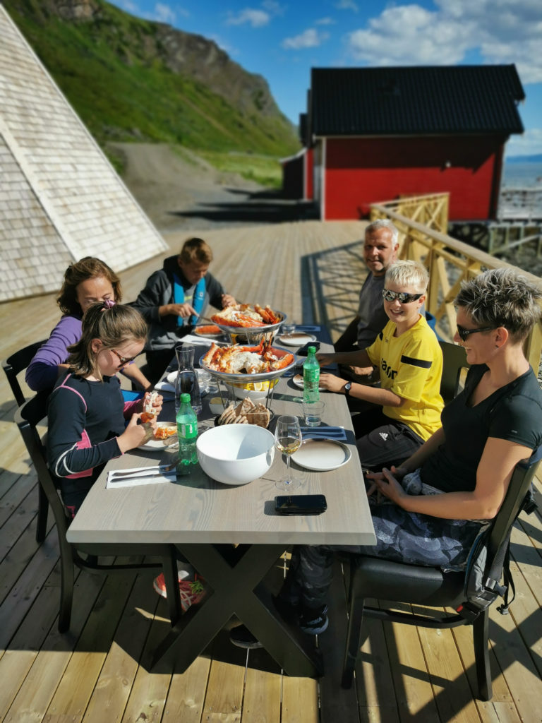 Turen avslutttes med et kongekrabbemåltid. Foto: 71-nord.no