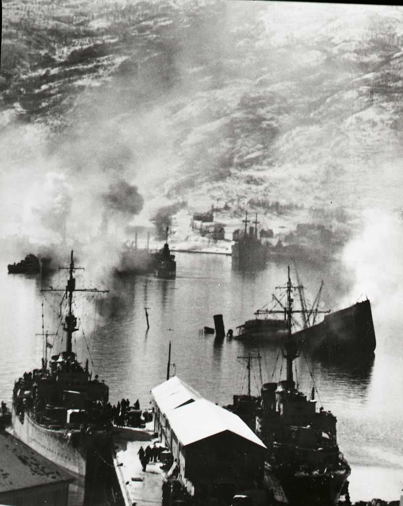Sjøslaget. To av de ti tyske krigsskipene ligger til kai Narvik etter andre sjøslag 10. april, mens sannsynlig «Wolfgang Zenker»! og «Dieter von Roeder». Bak til høyre: Det nederlandske malmskipet «Bernisse», skadeskutt og synkende. 