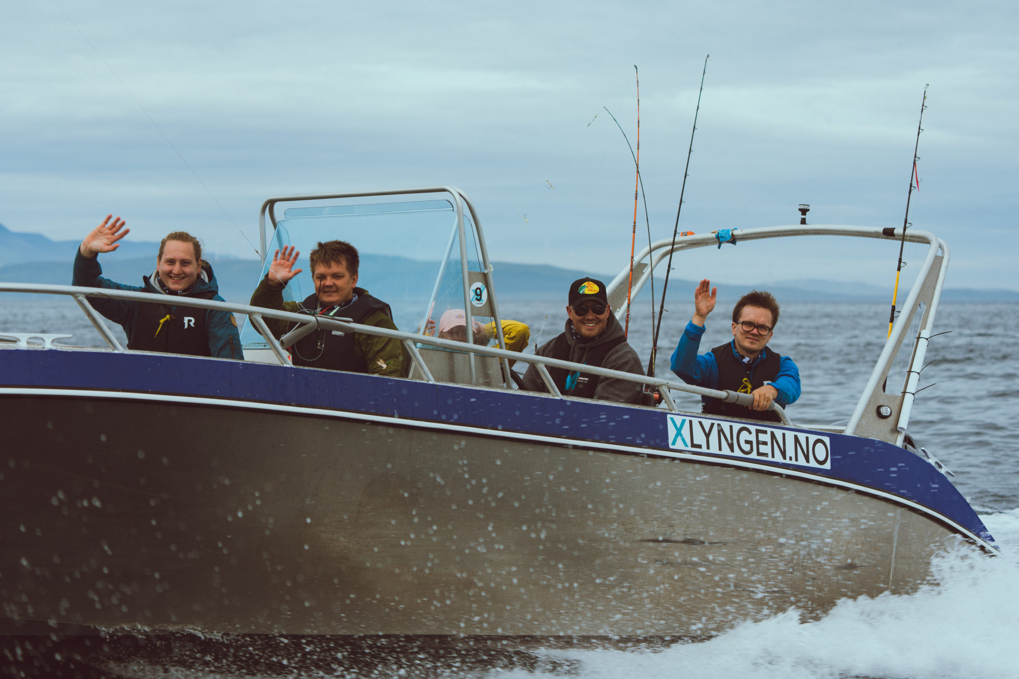 På vei ut på Lyngenfjorden for å prøve fiskelykken. Foto: @VegarStien