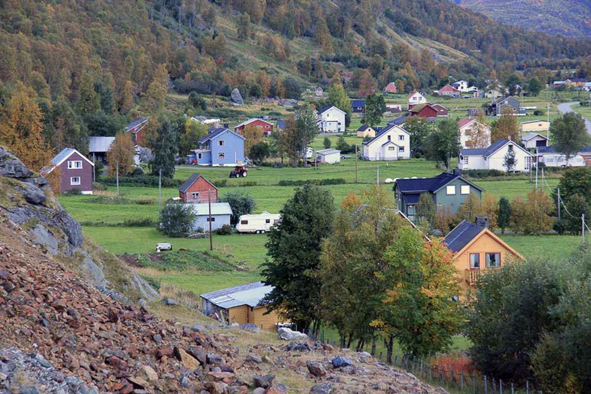 Kåfjorddalen er et miljø med mange småbruk i en flat dalbunn. Her ligger gjenreisningshusene, flere typer, og med varierende grad av påbygging i senere tid © Ingebjørg Hage