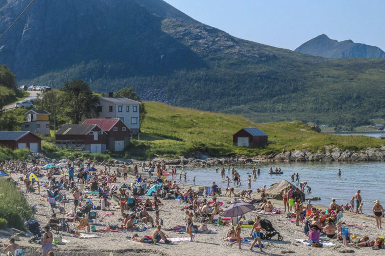 Badelivet i Grøtfjord en av de sjelden sommerdagene. Vannet er forfriskende... © Emi Kjeldsberg 