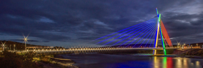 At the end of summer, you can see the illumination of the Tana bridge in the Sami colours. I 1944, the retreating Nazi troups destroyed the then new Tana bridge. It was reconstructed in 1948. Today's bridge dates from 2020 © Frank Martin Ingilæ