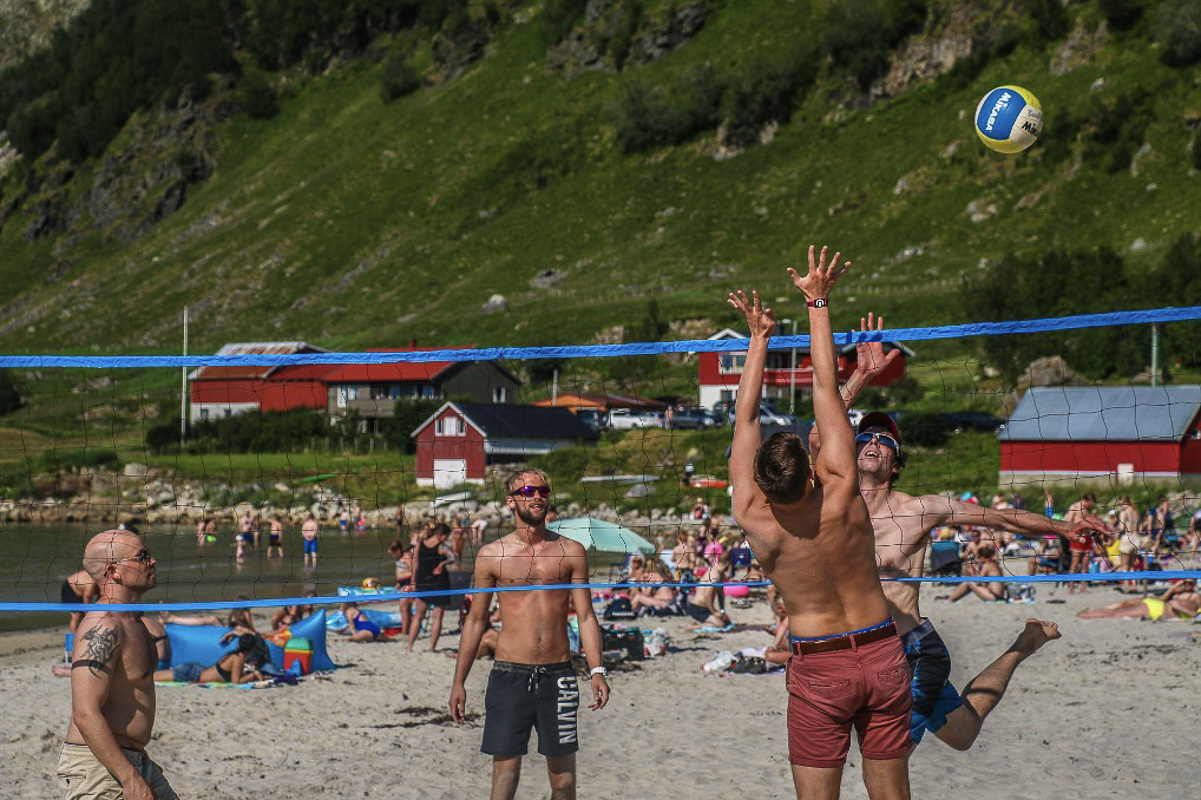 Beach volley i Grøtfjorden © Emi Kjeldsberg 