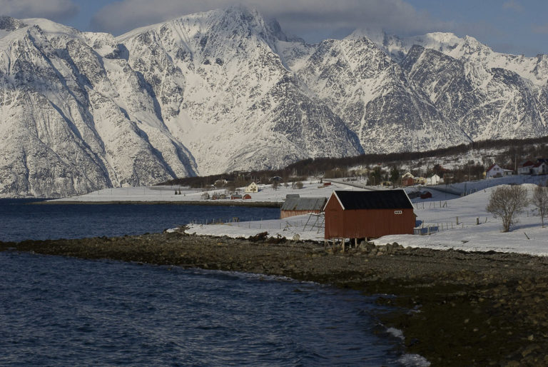 Winter sunshine on the eastern side of the Lyngen Fjord © Turismo di Norvegia