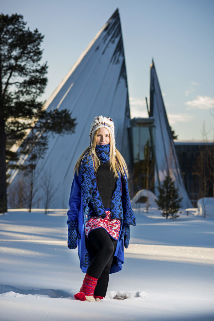 Sami girl outside of the Sami Parliament, Karasjok. Foto: Ørjan Bertelsen / nordnorge.com