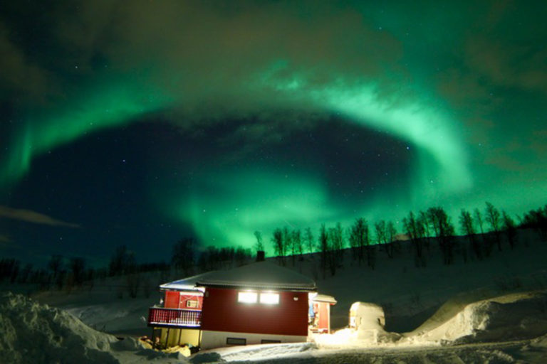 Nordlys over huset © Arctic Guide & Visit