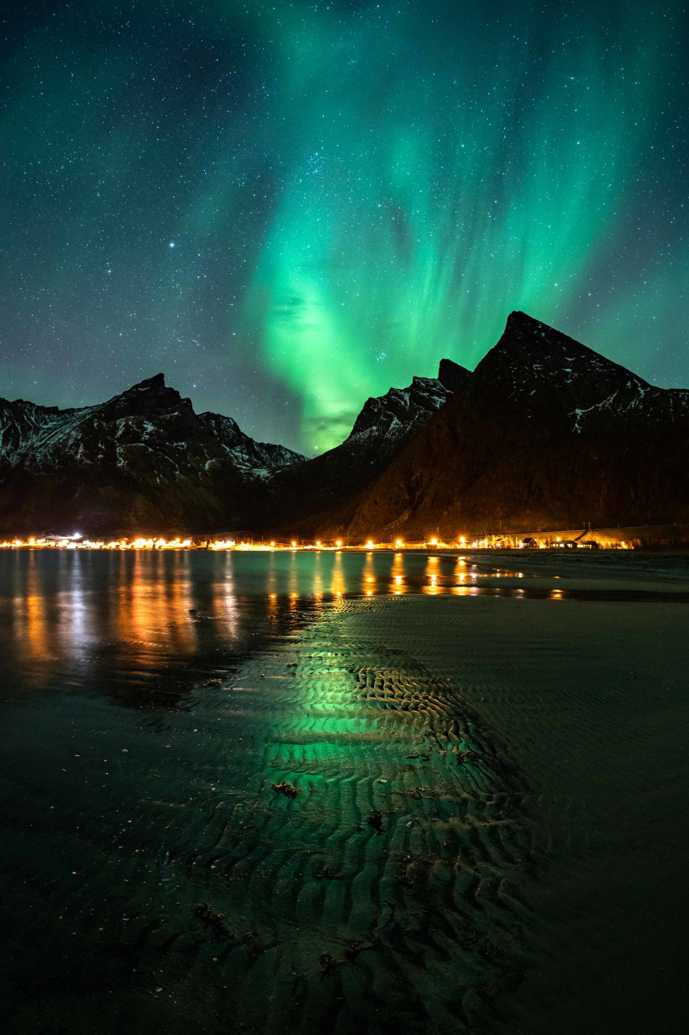 The reflection from the ocean and the wet of the beach, Northern Lights in late Autumn © Kristoffer Vangen